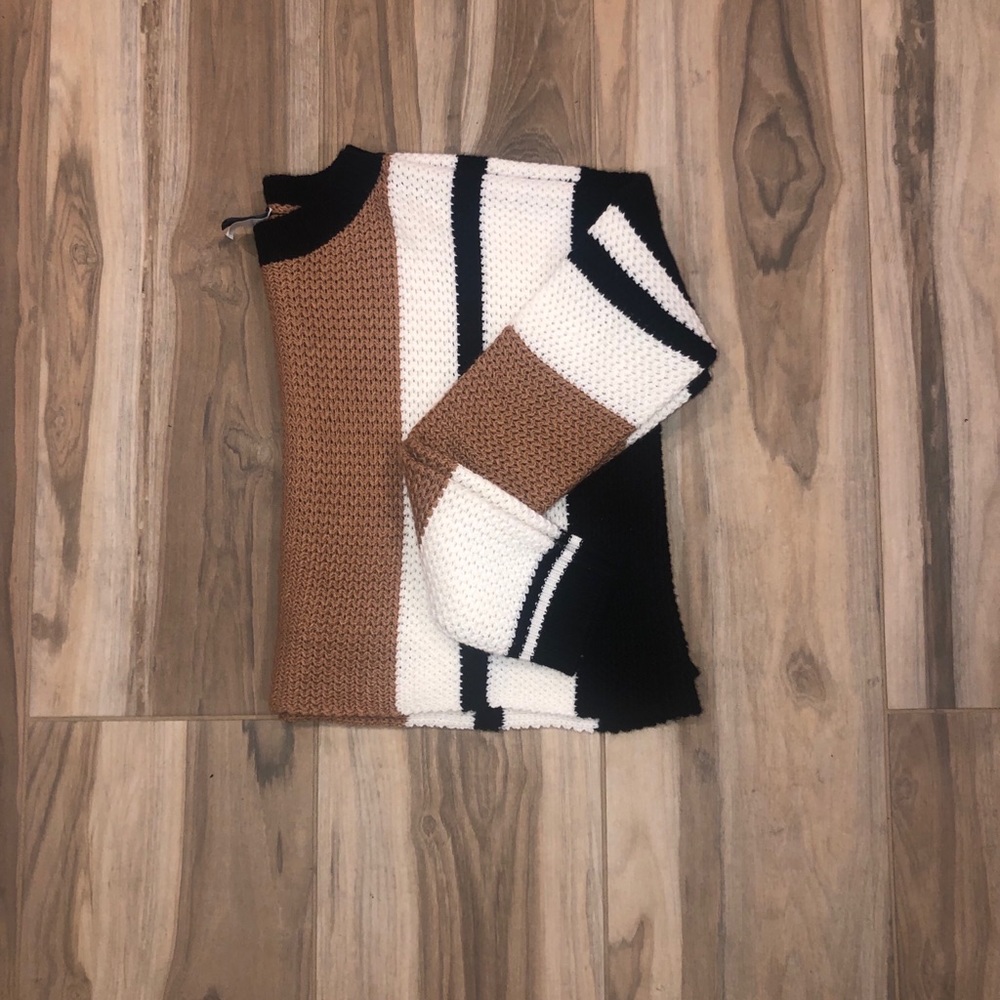 Cropped. Knitted sweater.